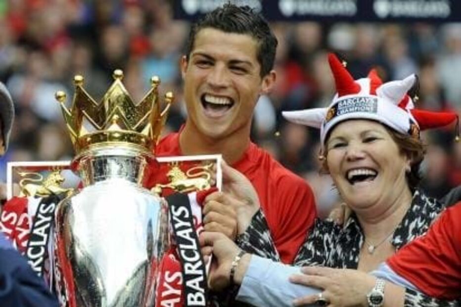 Com 24 anos, ao lado da mãe, Dolores Aveiro, nos festejos da conquista da Premier League, pelo Manchester United