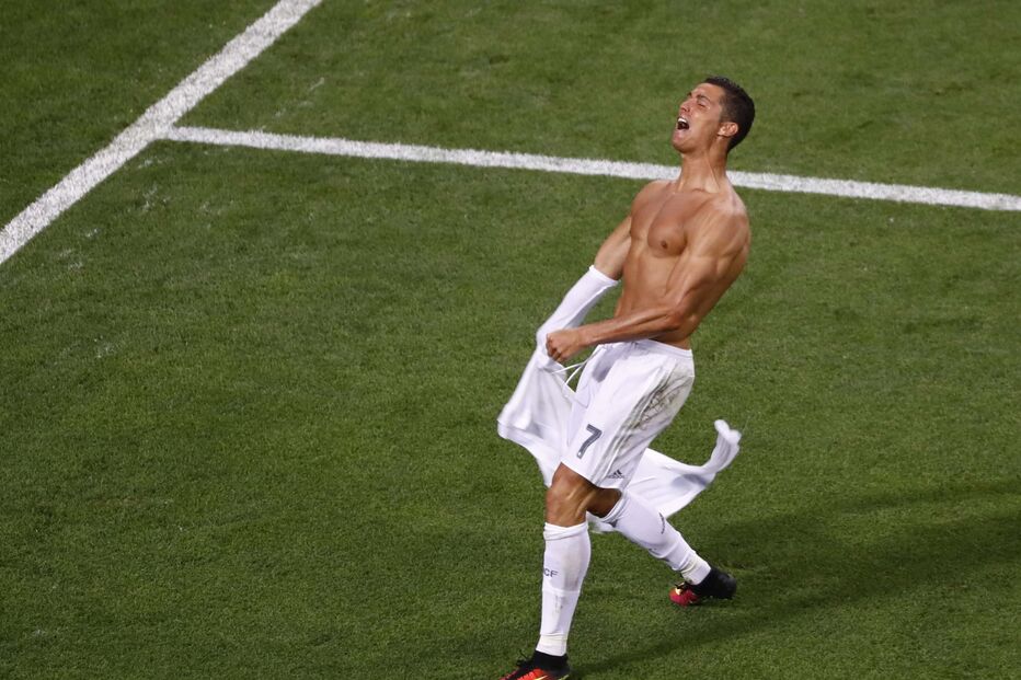 Uma imagem que se repete várias vezes: Cristiano Ronaldo festeja um golo sem camisola. Este frente ao Atlético de Madrid, na final da Champions