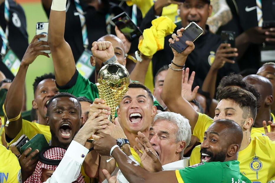 Ronaldo celebra a conquista do primeiro troféu ao serviço do Al Nassr