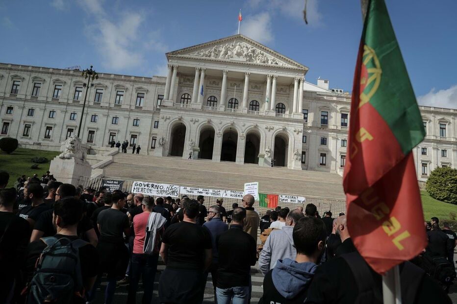 Protesto dos Bombeiros Sapadores em frente à Assembleia da República