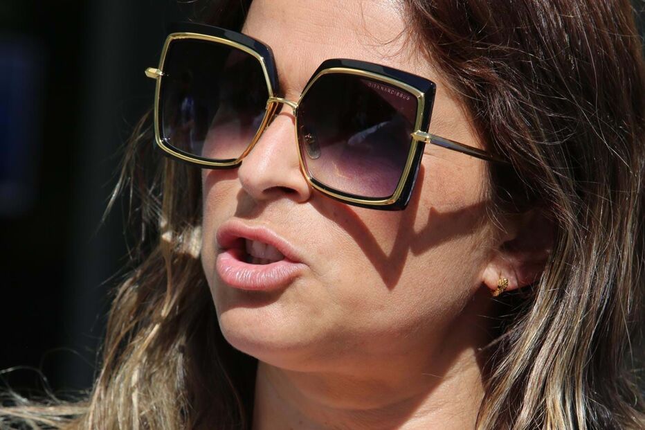 Sandra Madureira sai da esquadra da PSP. Mulher de 'Macaco' ficou em liberdade