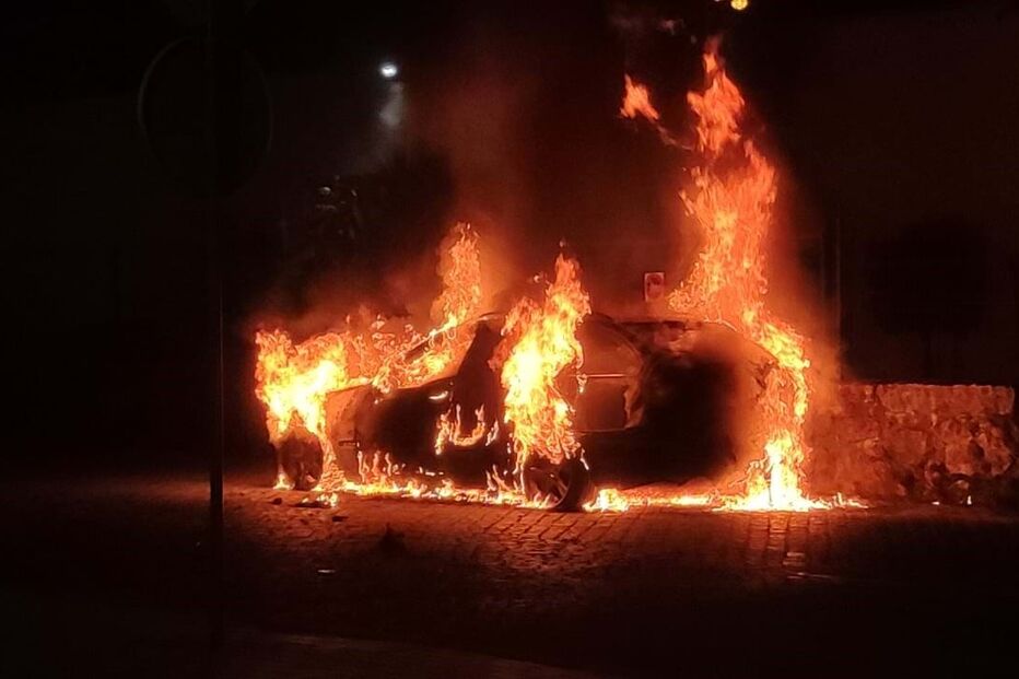 Carro consumido pelas chamas em Braga