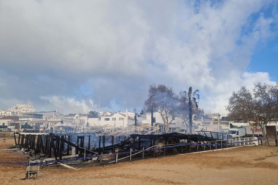 Incêndio deflagra num restaurante na Praia da Luz, Algarve