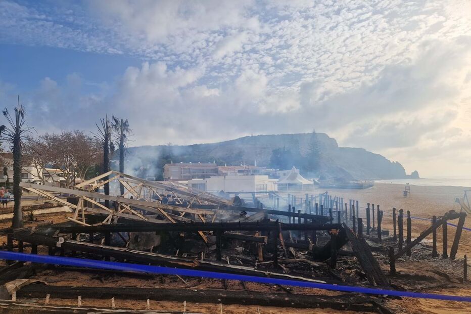 Incêndio deflagra num restaurante na Praia da Luz, Algarve