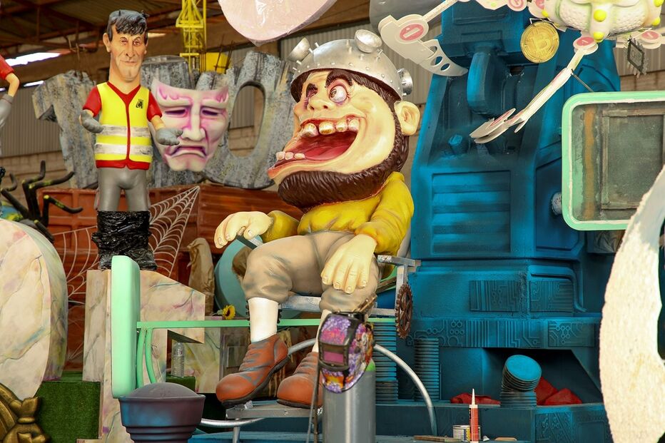 Carros alegóricos de Torres Vedras exibem figuras bem conhecidas do público