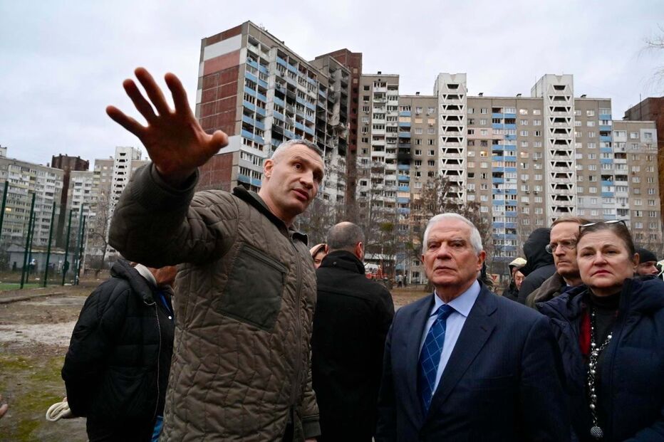 Josep Borrell visita edifício residencial atacado com mísseis russos em Kiev
