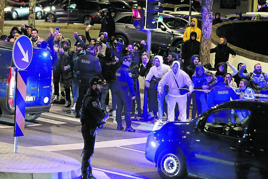 Adeptos bateram palmas quando a carrinha que levava Fernando Madureira saiu do tribunal