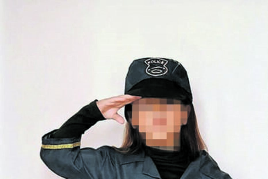 As filhas de Carolina Patrocínio, Frederica e Diana, disfarçadas de polícia e ladra, respetivamente  