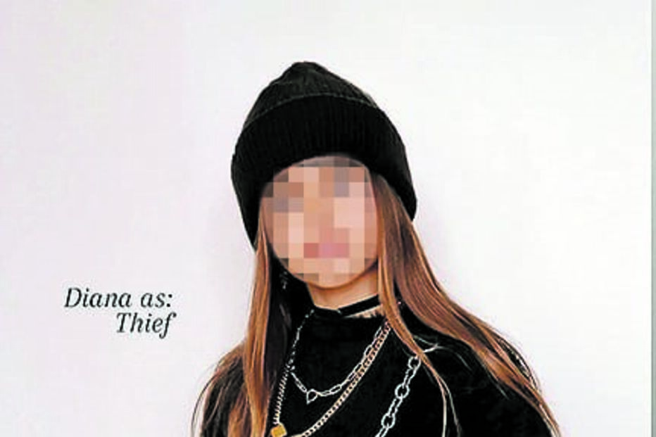 As filhas de Carolina Patrocínio, Frederica e Diana, disfarçadas de polícia e ladra, respetivamente  