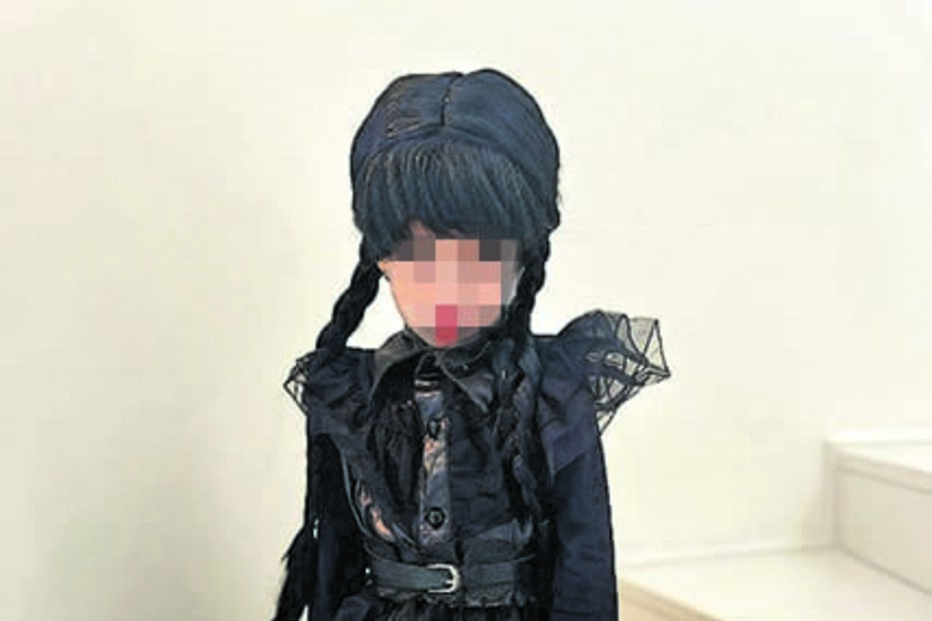 Valentina, filha de Joana Diniz, escolheu um disfarce da personagem Wednesday para usar no Carnaval 