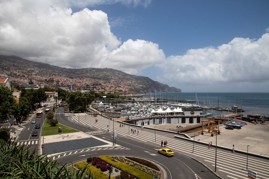 Imagem BOLA EM BAIXO Arquivo da ilha da Madeira 43599328.jpg (20400616) (Milenium)