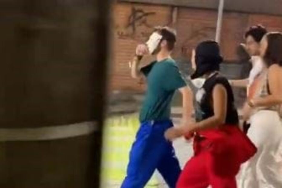 Anitta disfarça-se para 'curtir' Carnaval da Bahia e acaba revistada pela polícia sem ser reconhecida 