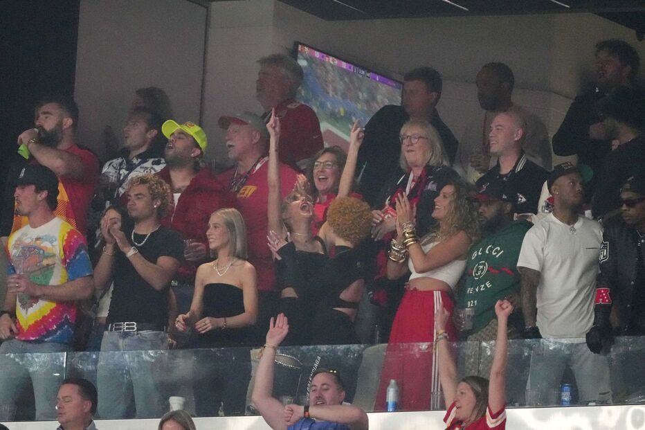 Taylor Swift festeja com amigas vitória dos Kansas City Chiefs na Super Bowl