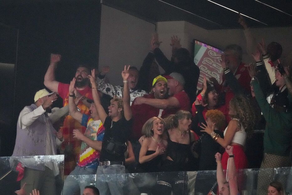 Taylor Swift festeja com amigas vitória dos Kansas City Chiefs na Super Bowl