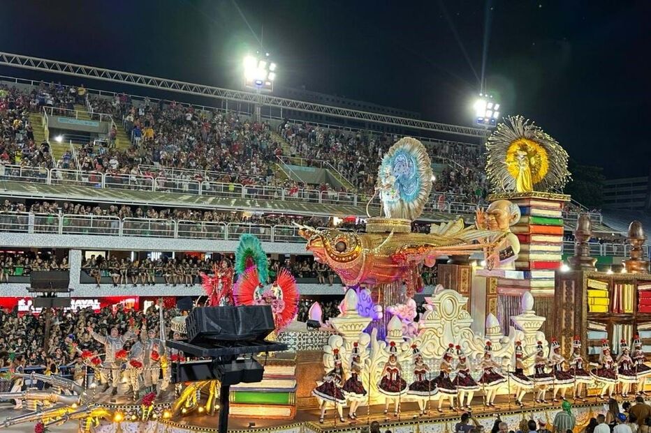 Portugal desfila no Sambódromo do Rio de Janeiro embalado pelo samba e pelo fado da Unidos da Tijuca
