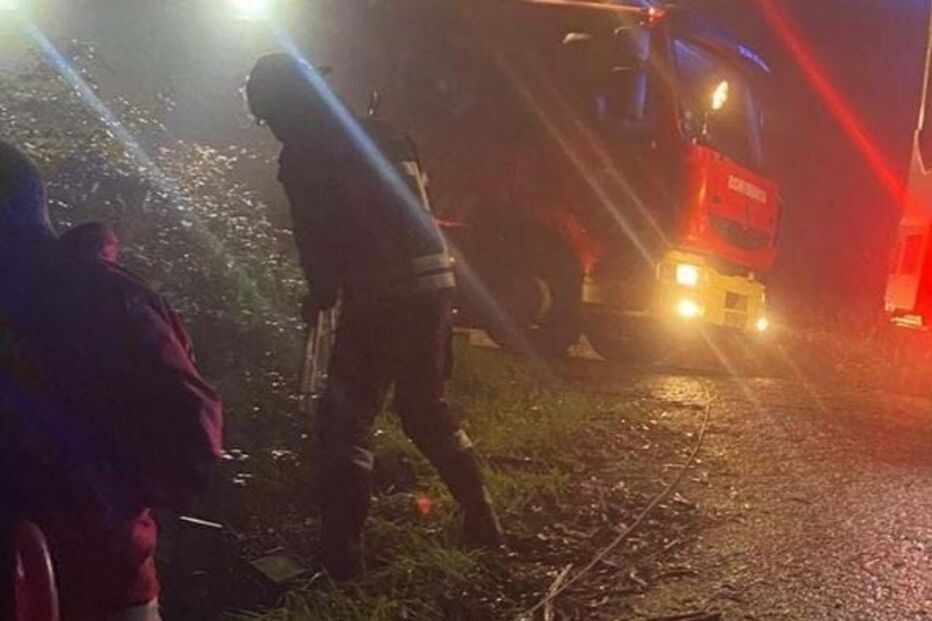 Carro despista-se e cai em ravina com 15 metros