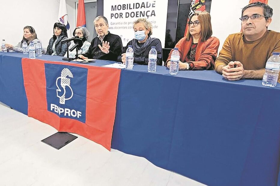 Mário Nogueira, secretário-geral da Fenprof, com seis professores lesados pela lei da mobilidade aprovada em 2022  