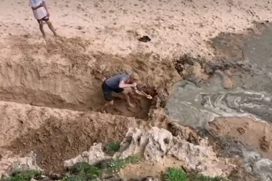 Banhista abre foz de ribeira de Aljezur com uma pá