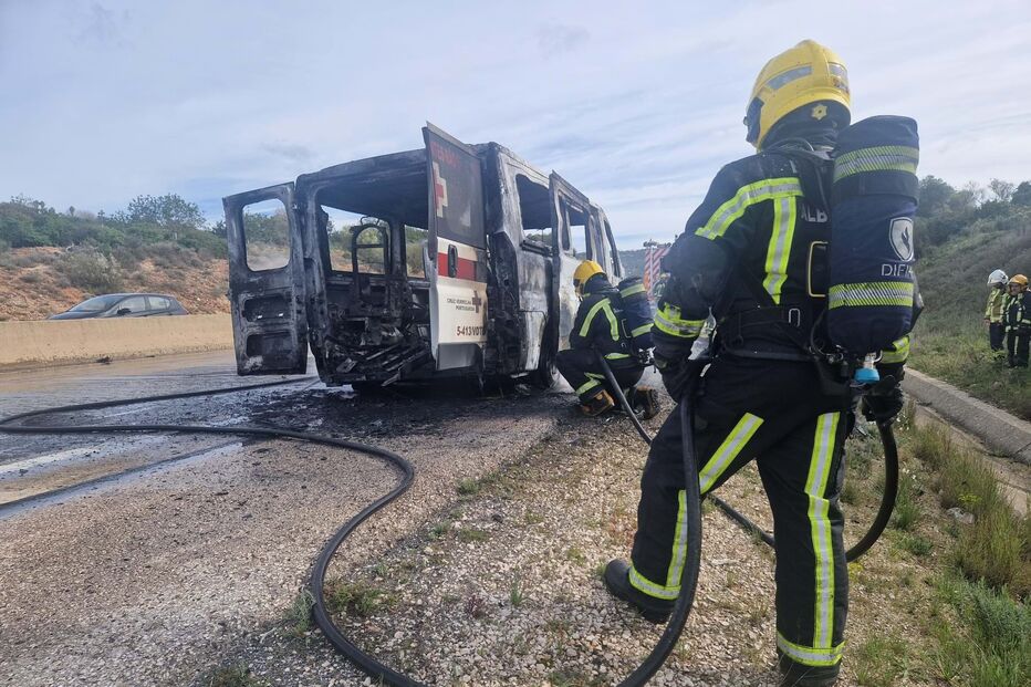 Ambulância da Cruz Vermelha arde na A22 em Loulé. Trânsito está condicionado