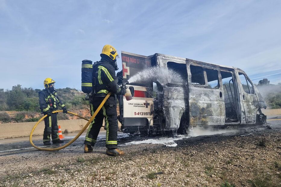 Ambulância da Cruz Vermelha arde na A22 em Loulé. Trânsito está condicionado