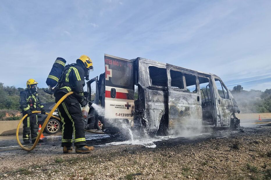 Ambulância da Cruz Vermelha arde na A22 em Loulé. Trânsito está condicionado