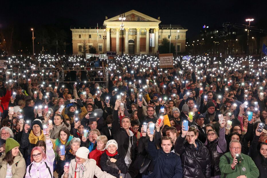 Dezenas de milhares de pessoas protestam contra governo de Viktor Orbán