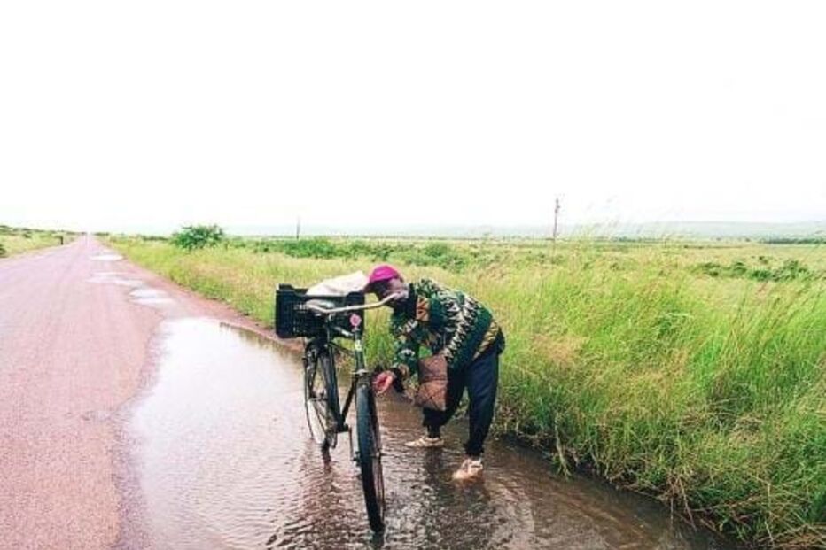 Homem com bicicleta em Moçambique