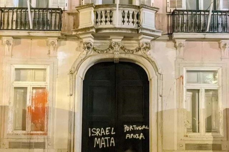 Ativistas vandalizam porta da sede do Ministério dos Negócios Estrangeiros, Lisboa