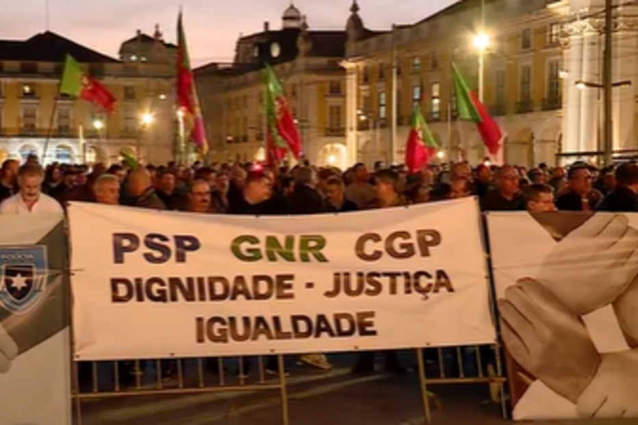 “Queremos um salário digno”: PSP e GNR unidos em protesto no Terreiro do Paço em Lisboa