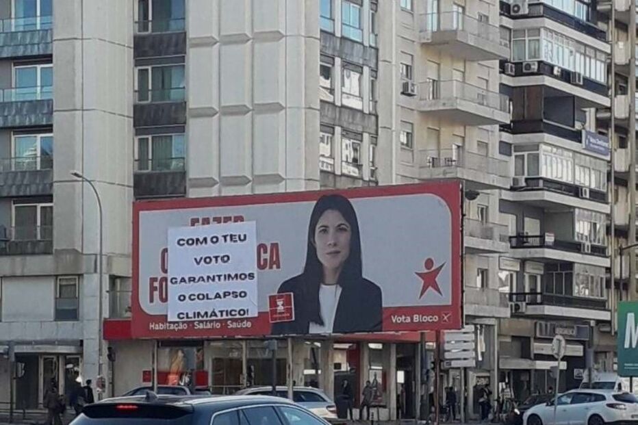 Pintam frase sobre colapso climático a outdoors de partidos