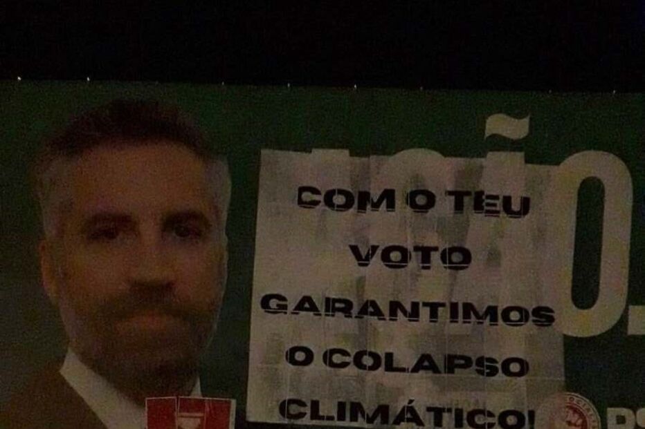 Pintam frase sobre colapso climático a outdoors de partidos
