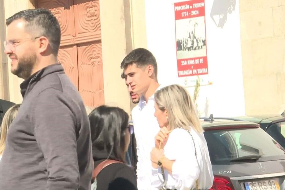 António Silva, jovem central do Benfica, no funeral da mãe de João Neves