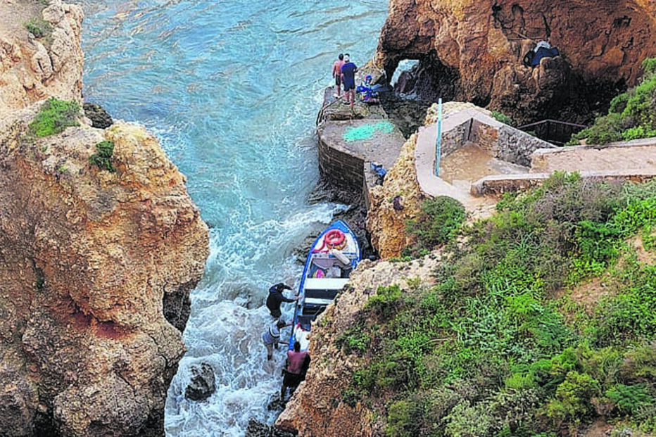 Embarcação vira-se e fere tripulante em Lagos