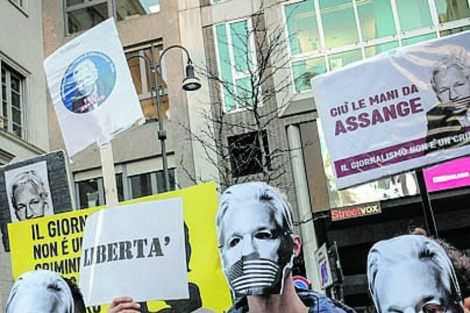 Apoiantes no consulado britânico em Milão