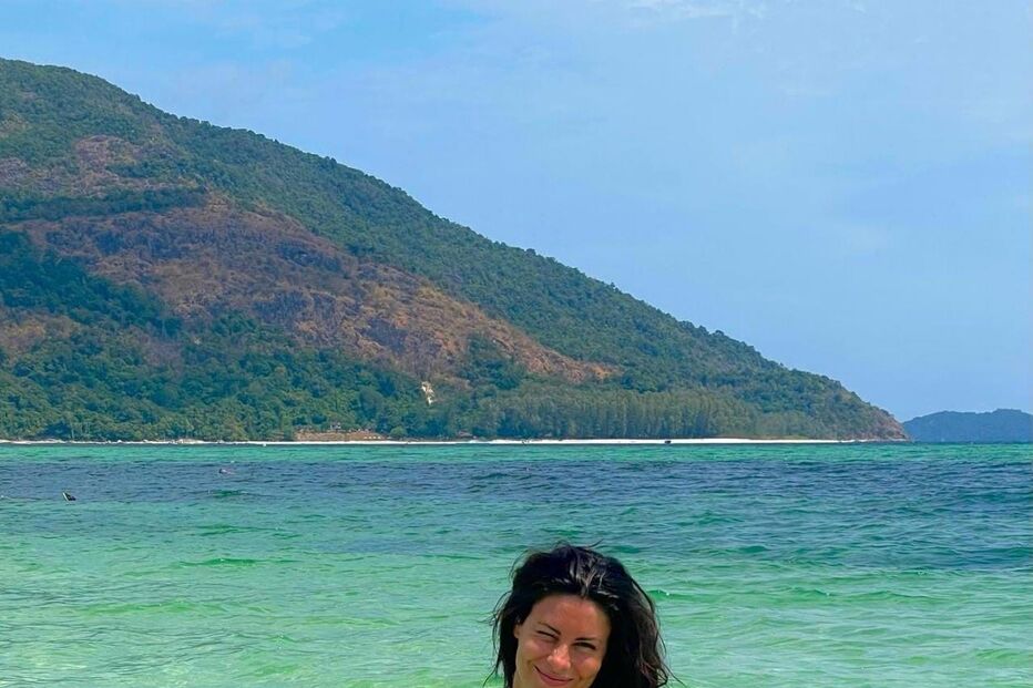 Carolina Loureiro em biquíni reduzido nas águas da Tailândia