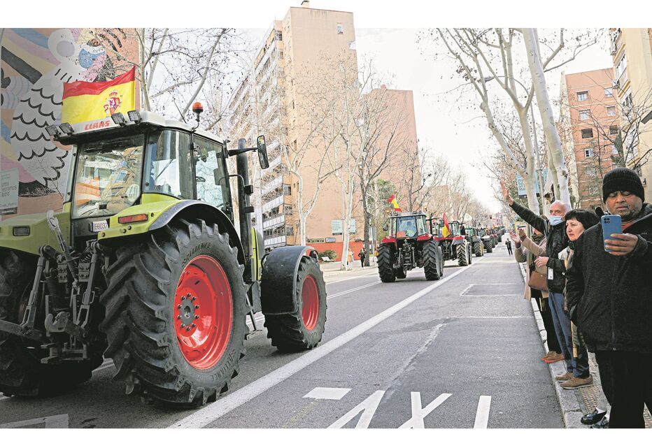 A presença de mais de 500 tratores no centro da capital espanhola suscitou a curiosidade da população 