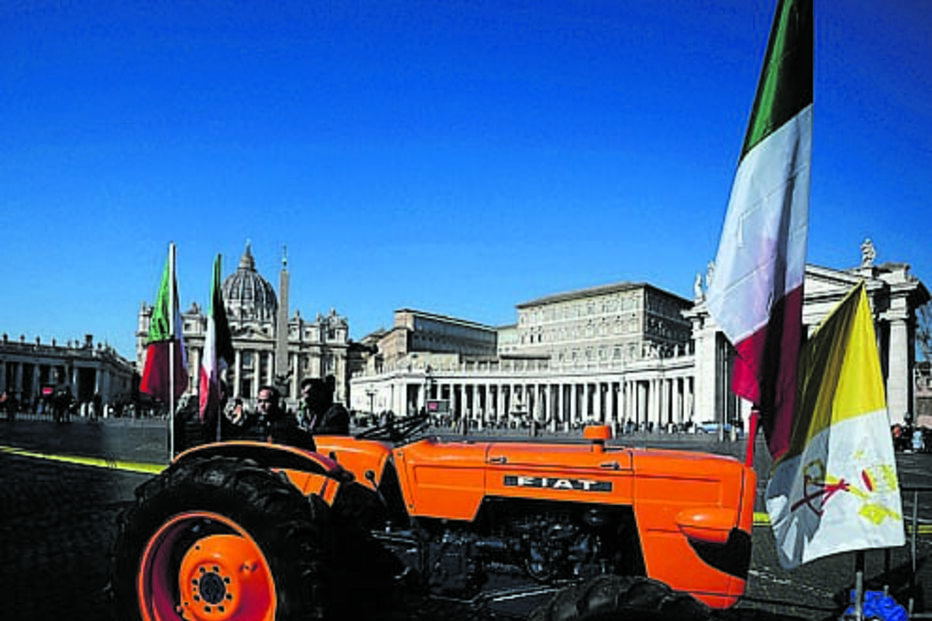 Trator na Praça de São Pedro