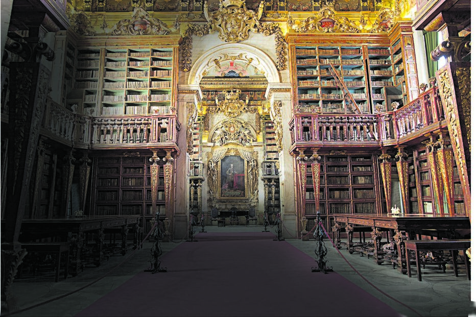 A Biblioteca Joanina alberga os livros da Universidade de Coimbra e é uma joia do período barroco português 