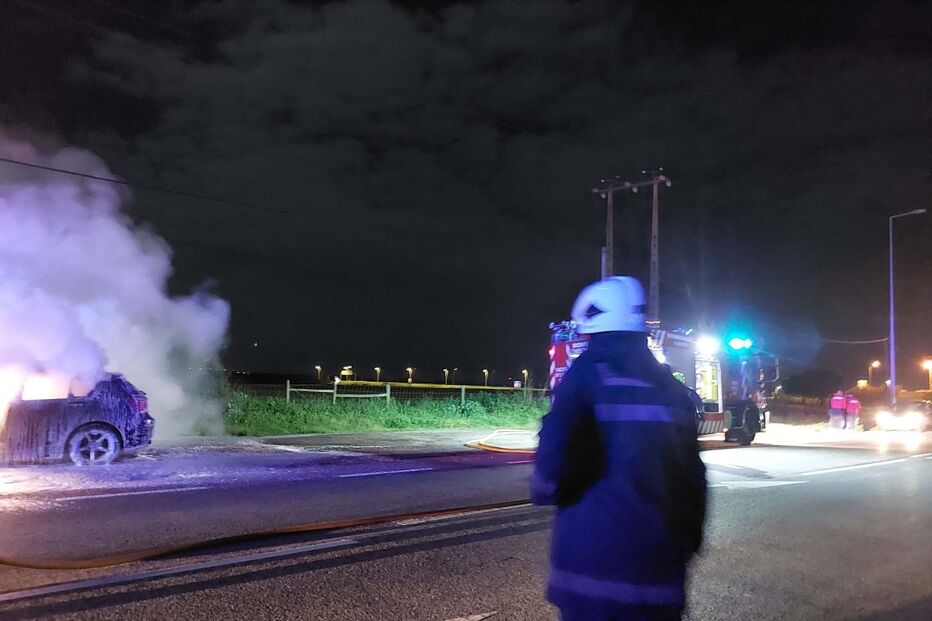 Carro incendeia-se junto ao nó do IC10 em Almeirim