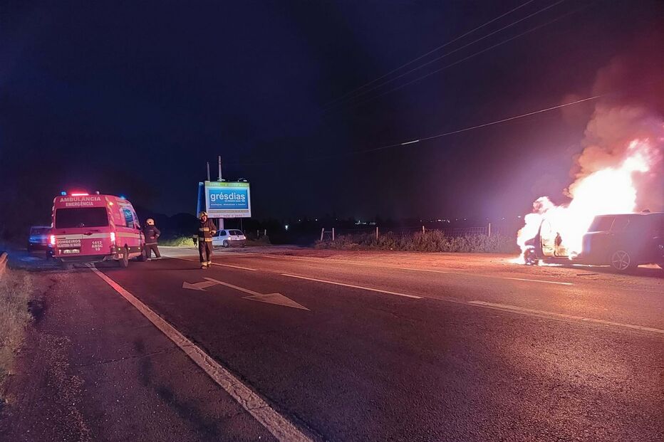 Carro incendeia-se junto ao nó do IC10 em Almeirim
