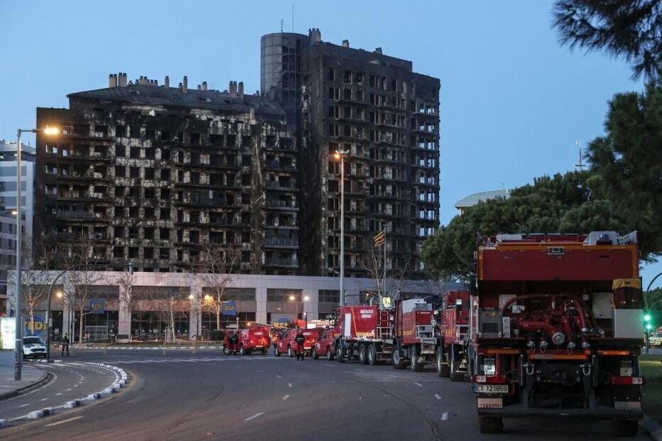 Incêndio deflagra em edifício em Valência 