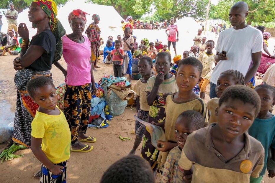 No pátio da escola do Chiùre brinca-se para esquecer dias de fuga a pé 