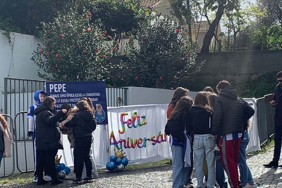 Adeptos do FC Porto antecipam aniversário de Pepe e festejam junto ao centro de treinos