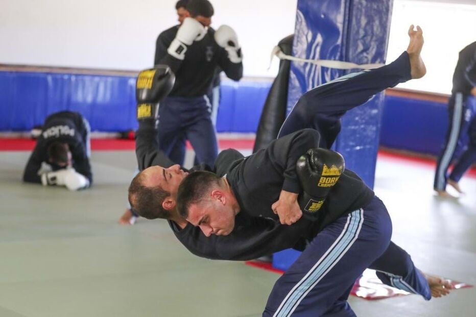 Alunos da Escola Prática de Policia treinam para ser futuros agentes da PSP