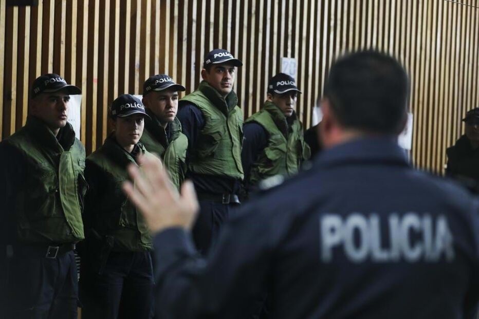 Alunos da Escola Prática de Policia treinam para ser futuros agentes da PSP