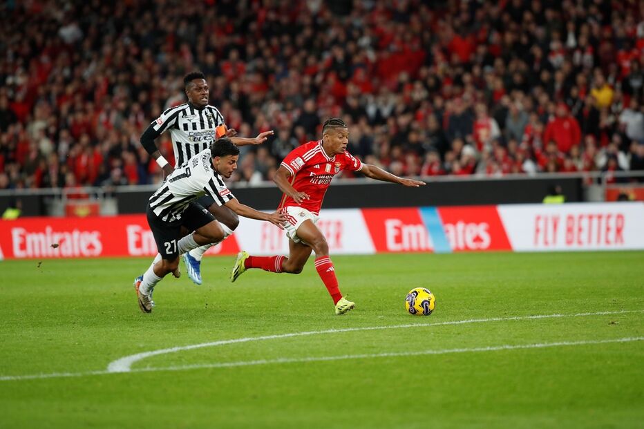 David Neres na fuga para o segundo golo do Benfica
