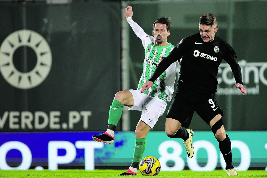 Adrien Silva em duelo com Gyokeres