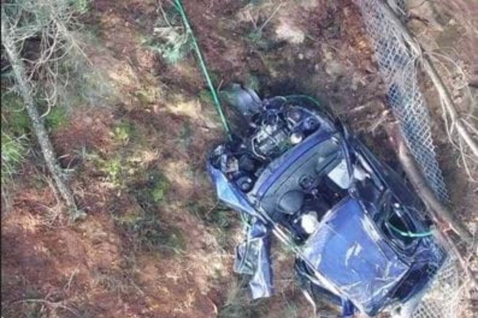 Carro despista-se na A7 e cai de uma altura de cerca de 50 metros, em Cabeceiras de Basto
