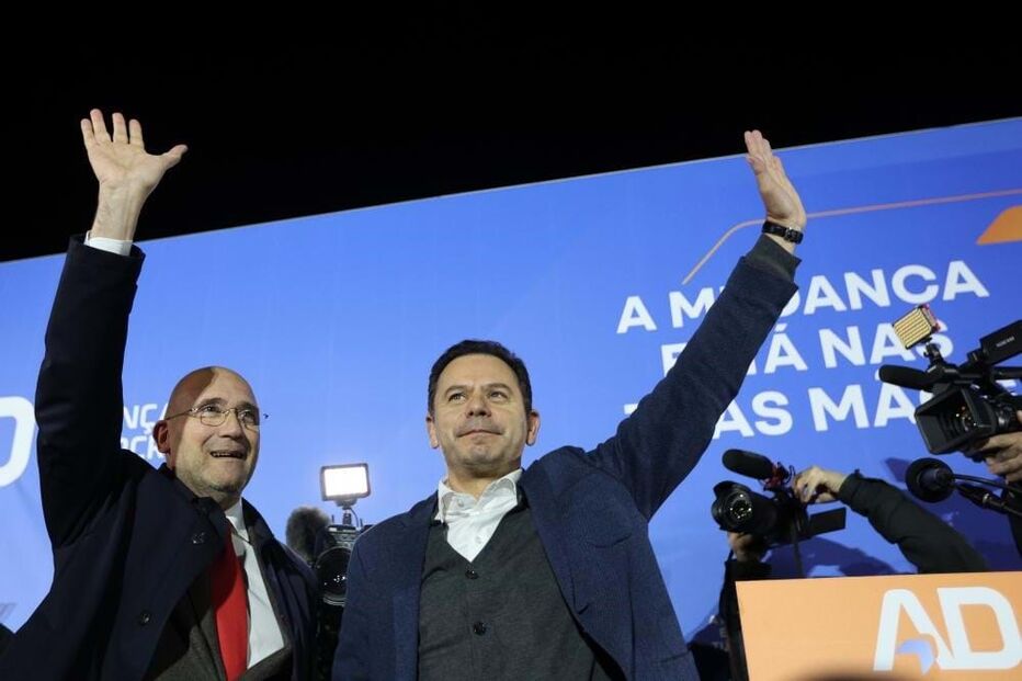 Pedro Passos Coelho e Luís Montenegro em comício da AD