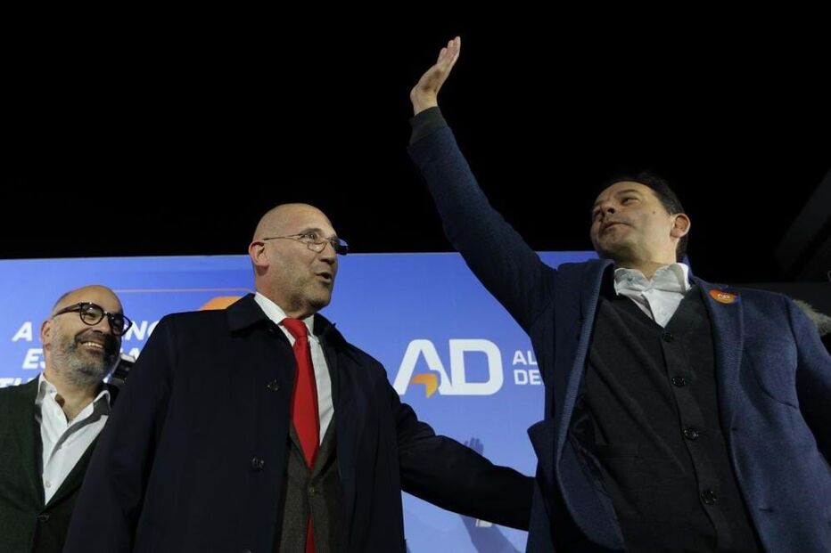 Pedro Passos Coelho e Luís Montenegro em comício da AD